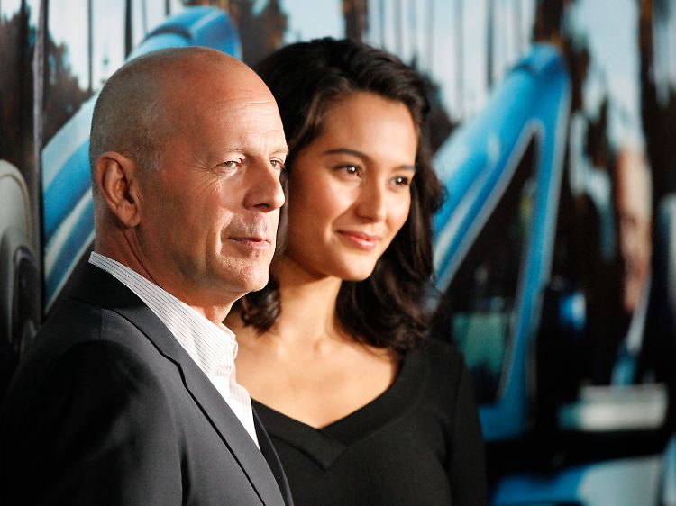 Bruce Willis, vielseitig, mit seiner Frau Emma.