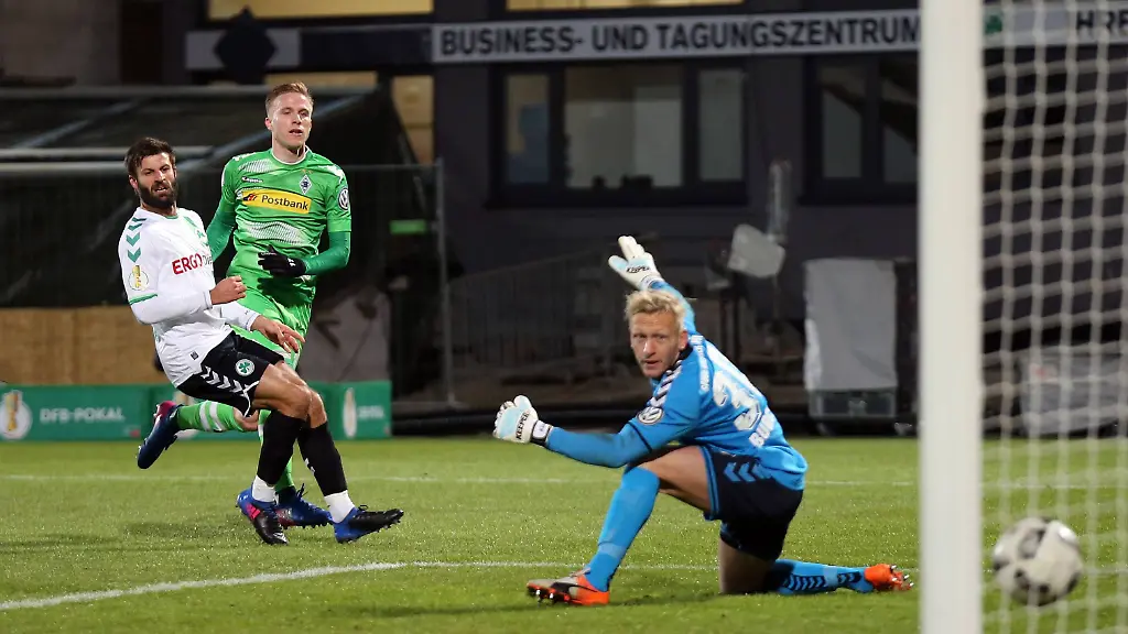Fussball-DFB-Pokal-Achtelfinale-Saison-2016-2017-Herren-Deutschland-07-02-2017-SpVgg-Greuther-Fuerth-Gladbach-Borussia-Moenchengladbach-v-l