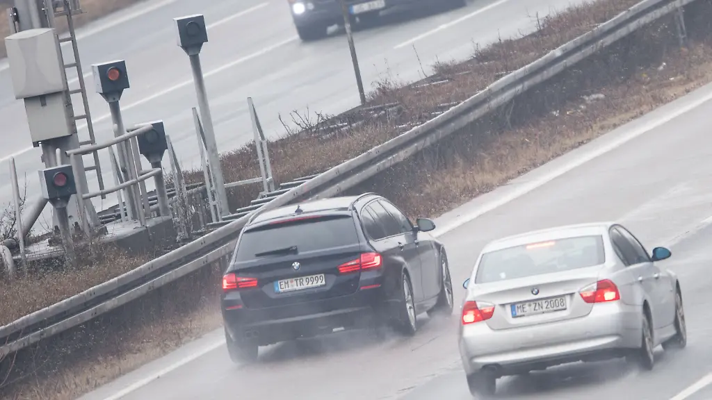 Autos-fahren-am-07-02-2017-auf-der-Autobahn-3-am-Dreieck-Heumar-in-Koeln-Nordrhein-Westfalen-an-einer-Blitzeranlage-vorbei-Nach-einer-Blitzer-Panne-mit-einem-fehlenden-Verkehrsschild-auf-der-A3-stehen-Zehntausende-betroffene-Autofahrer-vor-einem-Behoerden-Hickhack-in-Koeln-Die-Stadt-kann-zu-Unrecht-kassierte-Bussgelder-nun-doch-nicht-wie-angekuendigt-per-Gnadenerlass-der-Bezirksregierung-Koeln-zurueckzahlen