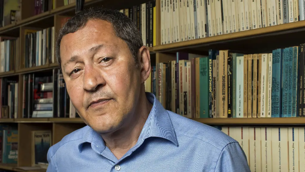 Exklusives-Photoshooting-mit-Akif-Pirincci-in-seinem-Haus-in-der-Weberstrasse-Bonn-13-05-2016-Foto-xC