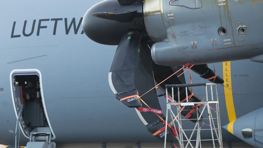 Mit-defektem-Triebwerk-steh-ein-Airbus-A400M-am-07-02-2017-auf-dem-Flughafen-Kaunas-in-Litauen-Bundesverteidigungsministerin-Ursula-von-der-Leyen-CDU-muss-nach-dem-Besuch-der-Bundeswehr-in-Rukla-die-Rueckreise-aufgrund-der-Panne-mit-einer-aelteren-Transall-Maschine-antreten-zu-dpa-A400M-Panne-in-Litauen-Ministerin-muss-mit-anderem-Flugzeug-zurueck-vom-07-02