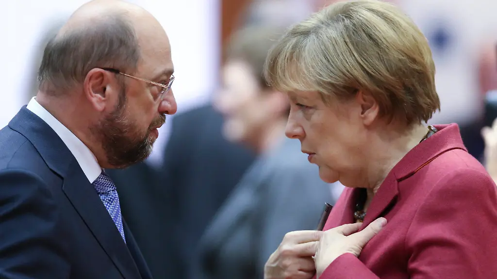 ARCHIV-Der-damalige-EU-Parlamentspraesident-Martin-Schulz-SPD-und-Bundeskanzlerin-Angela-Merkel-unterhalten-sich-am-23-10-2014-in-Bruessel-vor-Beginn-des-EU-Gipfels-zu-dpa-Fuenf-Herausforderungen-fuer-Schulz-Wie-wird-er-Merkel-gefaehrlich-vom-27-01