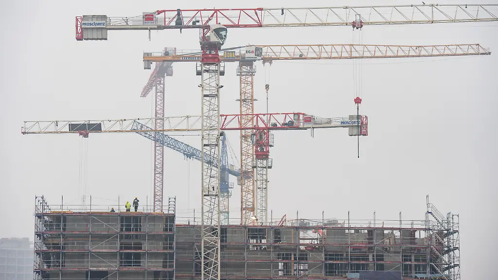 ARCHIV-Baukraene-drehen-sich-am-20-01-2017-ueber-Baustellen-fuer-Wohngebaeude-in-der-Hafencity-in-Hamburg-Das-Institut-der-deutschen-Wirtschaft-stellt-am-07-02-2017-eine-Studie-zum-Wohnraumbedarf-in-Grossstaedten-vor