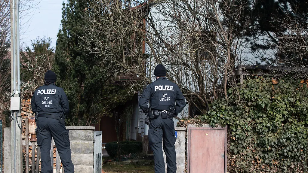 Polizisten-stehen-am-07-02-2017-vor-einem-Wohnhaus-in-Pliening-Bayern-In-dem-Haus-hat-zuvor-ein-SEK-Einsatz-gegen-einen-Reichsbuerger-stattgefunden