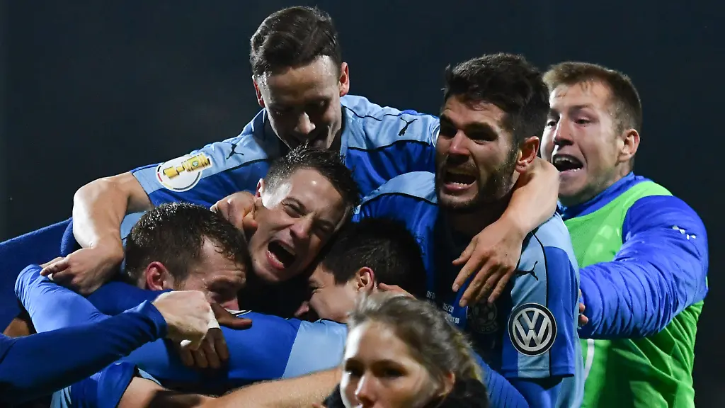 ARCHIV-Fussball-DFB-Pokal-FC-Astoria-Walldorf-Darmstadt-98-2-Runde-am-26-10-2016-im-Dietmar-Hopp-Sportpark-in-Walldorf-Baden-Wuerttemberg-Walldorfs-Mannschaft-jubelt-ueber-den-Sieg-zu-dpa-Meldung-Bayern-gegen-Wolfsburg-gefordert-Walldorf-will-naechsten-Coup-vom-07-02