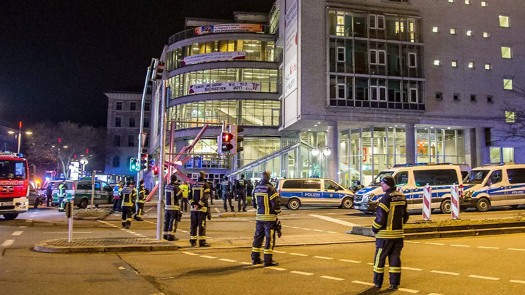 Polizisten-stehen-am-06-02-2017-bei-einem-Grosseinsatz-vor-dem-Gebaeude-der-VHS-Stuttgart-am-Rotebuehlplatz-in-Stuttgart-Baden-Wuerttemberg-In-der-Stuttgarter-Innenstadt-ist-am-06-02-2017-nach-Auskunft-der-Polizei-ein-Amokalarm-ausgeloest-worden-wohl-faelschlicherweise-Wir-gehen-von-einem-Fehlalarm-aus-sagte-ein-Polizeisprecher-auf-Anfrage-Das-betroffenen-Bildungs-und-Kulturzentrum-wurde-evakuiert-Die-Polizei-war-mit-mehreren-Dutzend-Beamten-die-zum-Teil-mit-Schutzbekleidung-ausgestattet-waren-im-Einsatz-zu-dpa-Meldung-Technischer-Defekt-wohl-Grund-fuer-Amokalarm-in-Stuttgart-vom-07-02