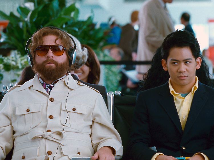 Zach Galifianakis (l.) glänzt erneut als durchgeknallter Alan.