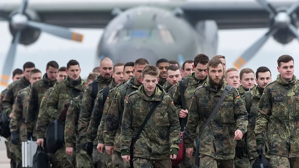 dpatopbilder-Bundeswehrsoldaten-landen-am-01-02-2017-am-Flughafen-in-Kaunas-Litauen-Die-Nato-staerkt-die-Ostflanke-des-Buendnisses-zur-Abschreckung-weiter-Deutschland-leitet-den-Truppenverband-in-Litauen-und-verlegt-dazu-450-Soldaten-in-den-Baltenstaat