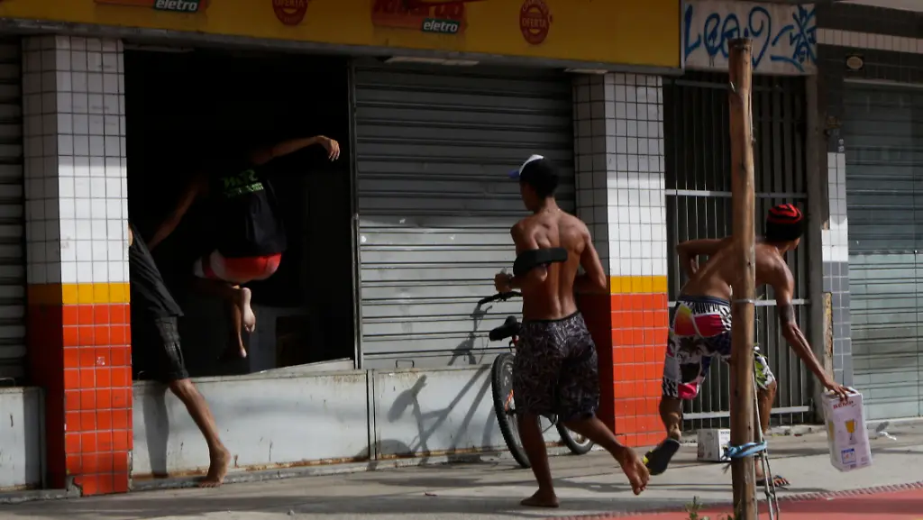 Looters-plunder-an-electronic-store-in-Vitoria-Espirito-Santo-state-Brazil-Monday-Feb-6-2017-Protests-by-the-friends-and-family-of-military-police-in-Espirito-Santo-have-led-to-an-increase-in-crime-and-forced-the-shut-down-of-some-state-services-authorities-said-Monday