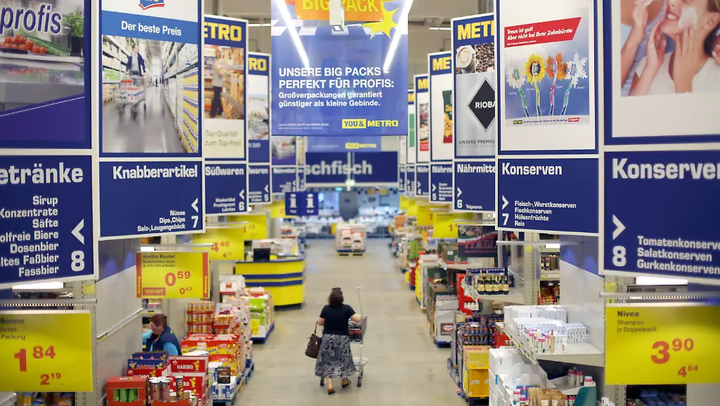 ARCHIV-Eine-Frau-schiebt-ihren-Einkaufswagen-in-einem-METRO-Cash-Carry-Markt-am-09-05-2016-in-Dortmund-Nordrhein-Westfalen-Der-Handelskonzern-Metro-laedt-am-Montag-zu-ihrer-Hauptversammlung