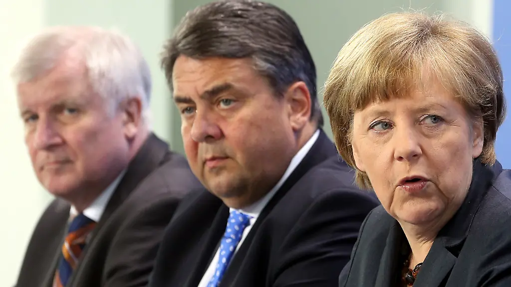 ARCHIV-Der-bayerische-Ministerpraesident-Horst-Seehofer-CSU-l-r-Bundeswirtschaftsminister-Sigmar-Gabriel-SPD-l-r-Bundeskanzlerin-Angela-Merkel-CDU-und-Bundesinnenminister-Thomas-de-Maiziere-CDU-geben-am-08-05-2015-im-Bundeskanzleramt-in-Berlin-nach-einem-Spitzentreffen-von-Bund-und-Laendern-zum-Umgang-mit-der-wachsenden-Zahl-von-Fluechtlingen-eine-Pressekonferenz-Foto-Wolfgang-Kumm-dpa-zu-dpa-Keilerei-in-der-Koalition-vom-26-01