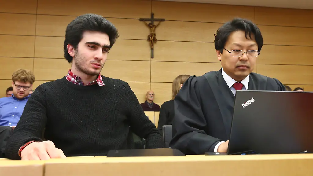 Anas-M-l-sitzt-am-06-02-2017-im-Landgericht-Wuerzburg-Bayern-neben-seinem-Rechtsanwalt-Chan-jo-Jun-Der-syrische-Fluechtling-Anas-M-hat-eine-einstweilige-Verfuegung-gegen-das-soziale-Netzwerk-Facebook-beantragt-weil-ein-Selfie-das-er-mit-Angela-Merkel-gemacht-hatte-mehrfach-neben-Fahndungsfotos-von-Terroristen-montiert-wurde