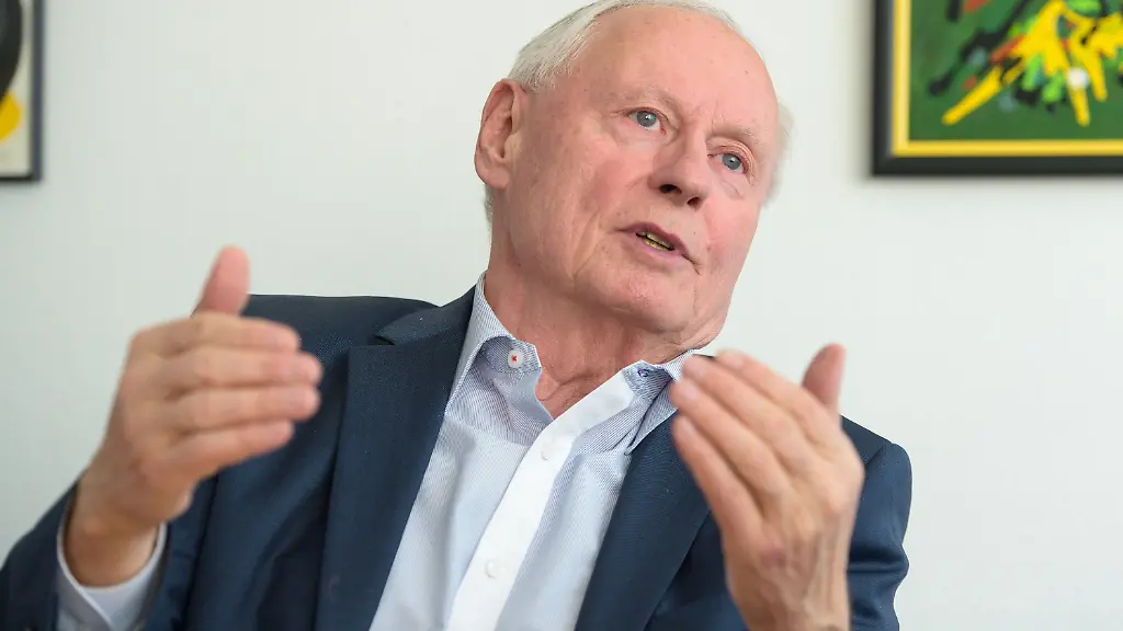 Oskar-Lafontaine-Linke-gestikuliert-am-23-01-2017-waehrend-eines-Gespraechs-in-seinem-Buero-im-Landtag-in-Saarbruecken-Saarland-zu-dpa-Lafontaine-Fuer-Rot-Rot-Gruen-an-der-Saar-gibt-es-echte-Moeglichkeit-vom-25-01