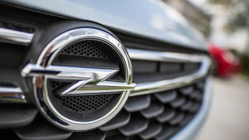 ARCHIV-Ein-Opel-Logo-ist-am-13-05-2016-in-Ruesselsheim-Hessen-vor-dem-Stammsitz-des-Autobauers-im-Kuehlergrill-eines-Fahrzeuges-zu-sehen-zu-dpa-Brexit-trifft-Opel-hart-vom-05-02