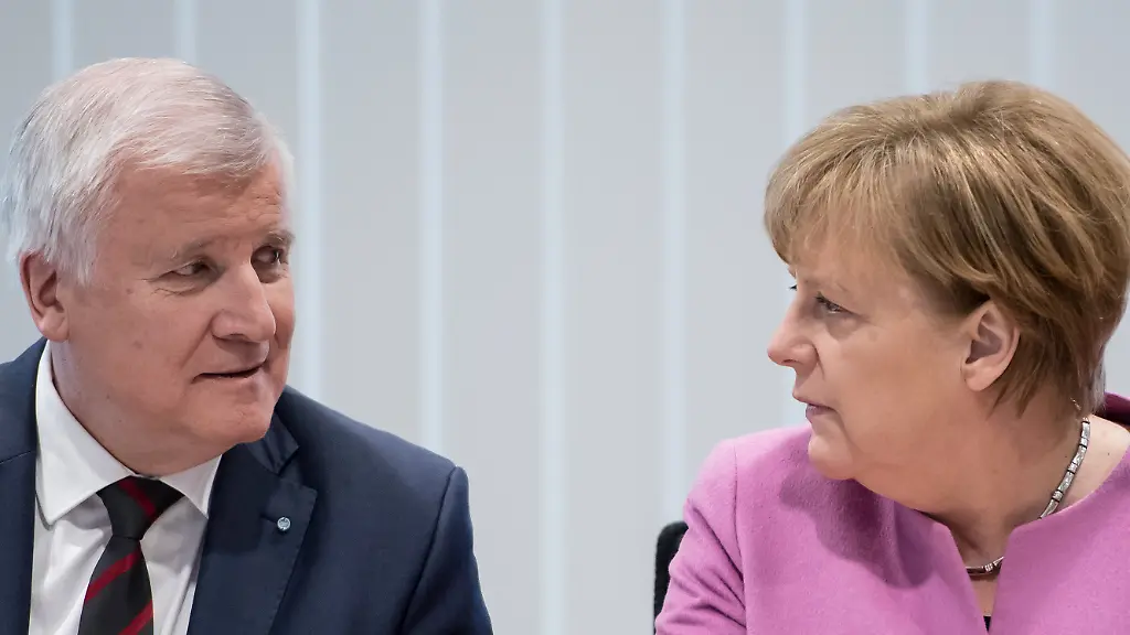 dpatopbilder-Der-bayerische-Ministerpraesident-Horst-Seehofer-CSU-und-Bundeskanzlerin-Angela-Merkel-nehem-am-05-02-2017-in-Muenchen-Bayern-am-Spitzentreffen-von-CDU-und-CSU-in-die-CSU-Parteizentrale-teil-Die-Parteispitzen-von-CDU-und-CSU-kommen-zusammen-um-inhaltliche-Schwerpunkte-fuer-den-Bundestagswahlkampf-abzustimmen
