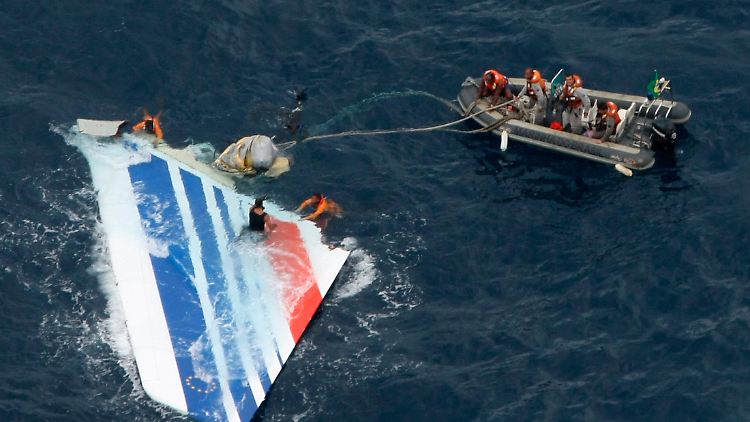 Marinesoldaten an der Absturzstelle im Juni 2009.