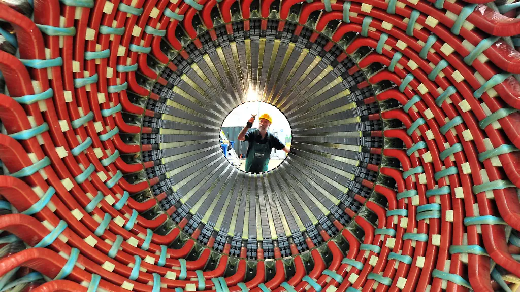 ARCHIV-Im-Siemens-Generatorenwerk-in-Erfurt-kontrolliert-ein-Mitarbeiter-am-31-05-2011-die-Bauteile-eines-Generatorstaenders-Am-22-03-2016-wird-der-Ifo-Geschaeftsklimaindex-bekannt-gegeben