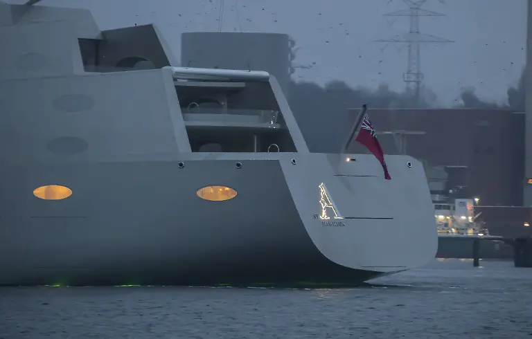 Von-der-Werft-Nobiskrug-gebaute-Segelyacht-SAILING-YACHT-A-beim-Auslaufen-aus-Kiel-kurz-nach-der-Auslieferung-an-den-Eigner-am-5-Februar-2017-Mit-einer-Laenge-von-142-81-Metern-gilt-SAILING-YACHT-A-als-die-groesste-Segelyacht-der-Welt-Eigner-ist-der-russische-Oligarch-und-Milliardaer-Andrey-Melnichenko-Andrej-Melnitschenko-Designer-ist-Philippe-Starck-der-bereits-Melnitschenkos-Motoryacht-A-designt-hat