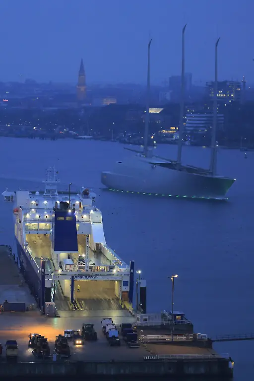 Von-der-Werft-Nobiskrug-gebaute-Segelyacht-SAILING-YACHT-A-beim-Auslaufen-aus-Kiel-kurz-nach-der-Auslieferung-an-den-Eigner-am-5-Februar-2017-Mit-einer-Laenge-von-142-81-Metern-gilt-SAILING-YACHT-A-als-die-groesste-Segelyacht-der-Welt-Eigner-ist-der-russische-Oligarch-und-Milliardaer-Andrey-Melnichenko-Andrej-Melnitschenko-Designer-ist-Philippe-Starck-der-bereits-Melnitschenkos-Motoryacht-A-designt-hat