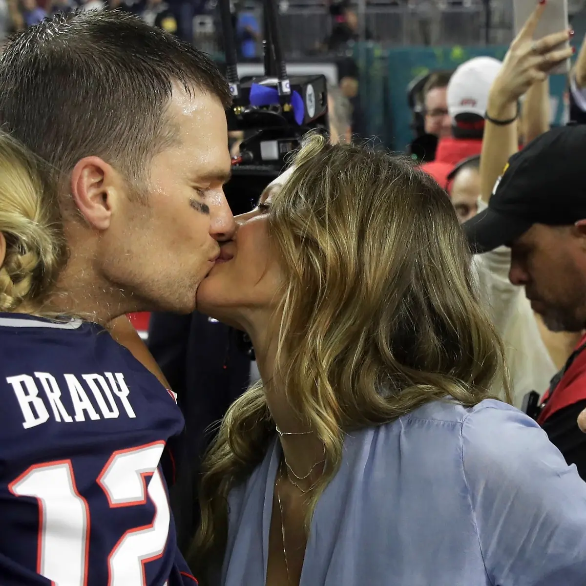 American-Football-Profiliga-NFL-New-England-Patriots-Atlanta-Falcons-Play-off-Runde-51-Super-Bowl-am-05-02-2017-im-NRG-Stadium-in-Houston-Texas-USA-Tom-Brady-von-den-New-England-Patriots-halt-seine-Tocher-Vivian-auf-dem-Arm-uns-kuesst-nach-dem-Sieg-seine-Frau-Gisele-Buendchen
