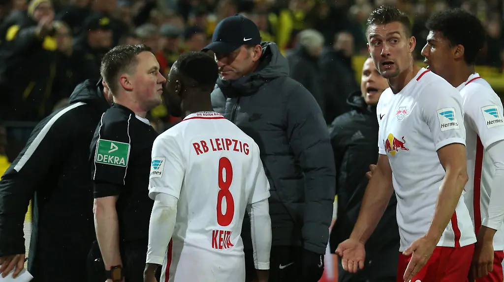 Fussball-Bundesliga-Borussia-Dortmund-RB-Leipzig-19-Spieltag-am-04-02-2017-in-Signal-Iduna-Park-Dortmund-Nordrhein-Westfalen-Der-Leipziger-Trainer-Ralph-Hasenhuettl-M-reagiert-nach-einem-Abseitstor-in-den-Schlussminute-waehrend-die-Leipziger-Spieler-Stefan-Ilsanker-13-und-Naby-Keita-8-mit-dem-Linienrichter-diskutieren