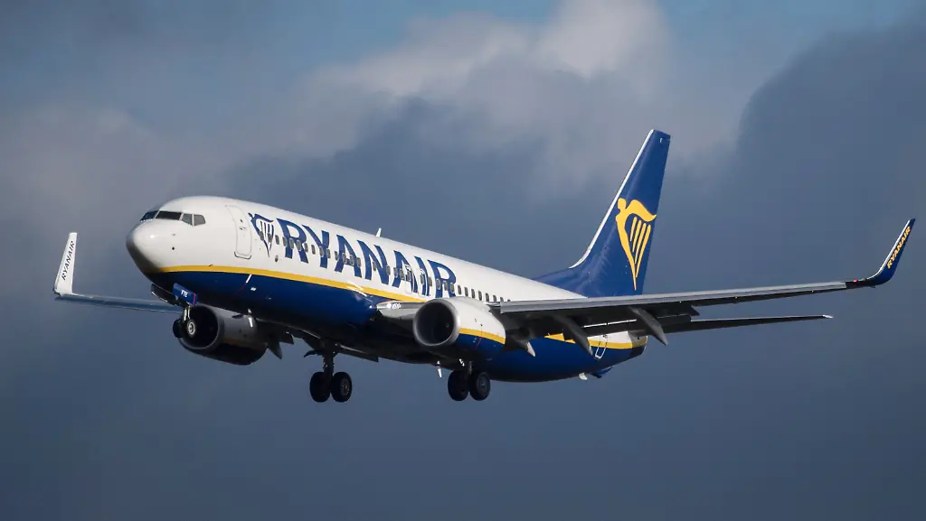 ARCHIV-Eine-Maschine-von-Ryanair-landet-am-02-11-2016-auf-dem-Flughafen-in-Frankfurt-am-Main-Ryanair-veroeffentlicht-am-06-02-2017-die-Jahreszahlen-fuer-2016