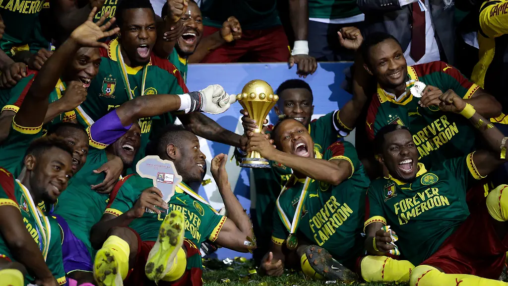 Kameruns-Spieler-jubeln-am-05-02-2017-nach-dem-Gewinn-des-African-Cup-of-Nations-Finales-zwischen-Aegypten-und-Kamerun-in-Libreville-Gabun-Kameruns-Fussballer-haben-zum-fuenften-Mal-den-Afrika-Cup-gewonnen-und-sich-damit-auch-als-deutscher-Vorrunden-Gegner-fuer-den-Confed-Cup-im-Sommer-qualifiziert-Im-Endspiel-von-Libreville-in-Gabun-schlugen-die-Loewen-den-Rekordsieger-Aegypten-am-Sonntagabend-mit-2-1-0-1