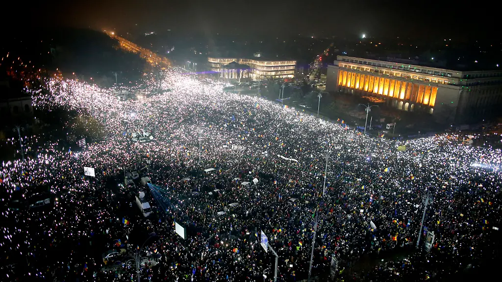 dpatopbilder-Zehntausende-demonstrieren-am-Abend-des-05-02-2017-vor-dem-Parlamentspalast-in-Bukarest-Rumaenien-gegen-die-sozialliberale-Regierung-Die-hatte-unterdessen-eine-umstrittene-Eilverordnung-aufgehoben-die-die-Strafverfolgung-von-Korruption-bei-Politikern-einschraenkt-Zu-dpa-Rumaenien-hebt-Korruptions-Verordnung-auf-Proteste-gehen-weiter-vom-05-02