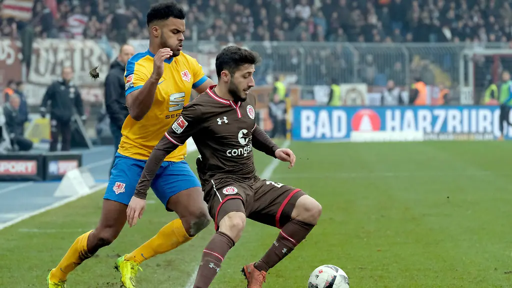 Fussball-2-Bundesliga-19-Spieltag-Eintracht-Braunschweig-FC-St-Pauli-am-05-02-2017-im-Eintracht-Stadion-in-Braunschweig-Niedersachsen-Braunschweigs-Phil-Ofosu-Ayeh-l-und-Paulis-Sahin-Cenk-kaempfen-um-den-Ball-Wichtiger-Hinweis-Aufgrund-der-Akkreditierungsbestimmungen-der-DFL-ist-die-Publikation-und-Weiterverwertung-im-Internet-und-in-Online-Medien-waehrend-des-Spiels-auf-insgesamt-fuenfzehn-Bilder-pro-Spiel-begrenzt