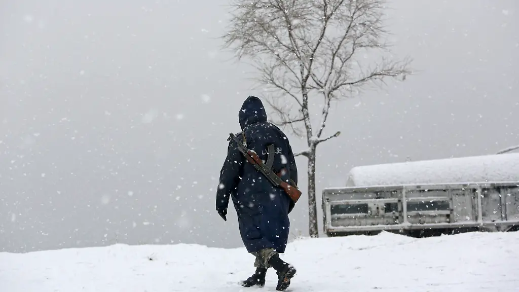 A-security-policeman-walks-in-a-snowfall-on-the-Nadir-Khan-Hill-in-Kabul-Afghanistan-Monday-Jan-23-2017