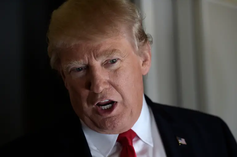 President-Donald-Trump-speaks-to-reporters-on-Air-Force-One-while-traveling-to-Palm-Beach-International-Airport-in-West-Palm-Beach-Fla-Friday-Feb-3-2017-Trump-is-spending-the-weekend-at-Mar-a-Lago