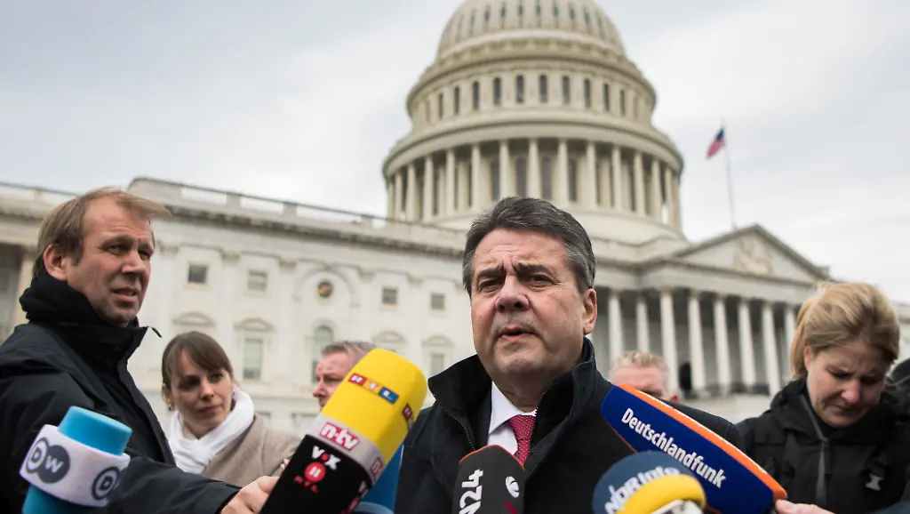 dpatopbilder-Bundesaussenminister-Sigmar-Gabriel-SPD-aeussert-sich-am-02-02-2017-im-Kapitol-in-Washington-D-C-USA-nach-einem-Gespraech-mit-Vertretern-des-Senatsausschusses-fuer-Auswaertige-Angelegenheiten-vor-der-Presse-Der-neue-deutsche-Aussenminister-ist-zu-einem-zweitaegigen-Antrittsbesuch-in-den-Vereinigten-Staaten-von-Amerika