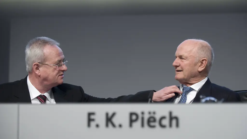 Piech-belastet-Winterkorn-DEU-Deutschland-Hamburg-19-04-2012-Der-einstige-Aufsichtsratsvorsitzende-des-Volkswagen-Konzerns-Ferdinand-PiA-ch-belastet-mit-einer-ausfuehrlichen-Aussage-vor-der-Staatsanwaltschaft-Braunschweig-den-ehemaligen-Konzernchef-Martin-Winterkorn-Dr-Martin-Winterkorn-Vorstandsvorsitzender-der-Volkswagen-AG-und-Ferdinand-Piech-Aufsichtsratsvorsitzender-der-Volkswagen-AG-rechts-auf-der-Automobil-Ausstellung-der-Hauptversammlung-der-Volkswagen-AG-im-CCH-Hamburg-Wirtschaft-Auto-Automobil-Automobilindustrie-Autoindustrie-Jahreshauptversammlung-QF-Querformat-Europa-2012-VW-Martin-Winterkorn-ceo-of-Volkswagen-AG-and-Ferdinand-Piech-head-of-the-board-of-Volkswagen-AG-right-at-the-annual-shareholders-meeting-of-Volkswagen-AG