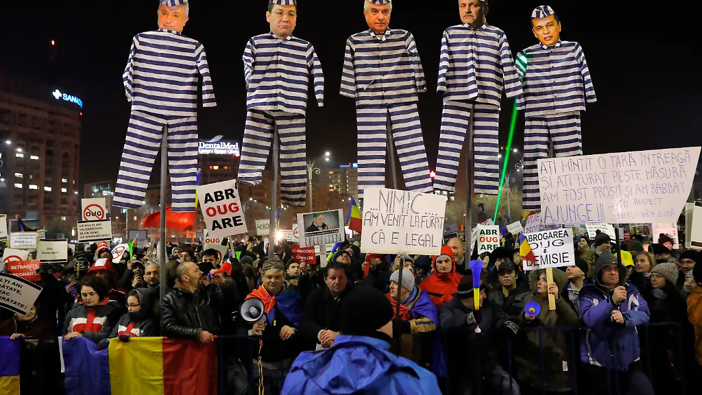 Demonstranten-halten-am-03-02-2017-in-Bukarest-Rumaenien-Puppen-die-l-r-Justizminister-Floring-Lordache-den-frueheren-Premier-Victor-Ponta-Senatschef-Calin-Popescu-Tariceanu-den-Vorsitzenden-der-Sozialdemokratischen-Partei-Liviu-Dragnea-und-den-Premierminister-Sorin-Grindeanu-darstellen-Die-Teilnehmer-protestieren-gegen-eine-Regierungsverordnung-die-den-Kampf-gegen-Korruption-erschwert-Seit-Tagen-gehen-Buerger-dagegen-auf-die-Strasse-am-Vorabend-war-es-zu-gewaltsamen-Zusammenstoessen-von-Polizei-und-Demonstranten-gekommen