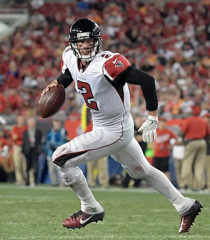 ARCHIV-Ein-Archivfoto-vom-03-11-2016-zeigt-Matt-Ryan-2-den-quarterback-der-Atlanta-Falcons-in-Aktion-gegen-die-Tampa-Bay-Buccaneers-waehrend-des-NFL-Spieles-in-Tampa-Florida-Die-Atlanta-Falcons-spielen-am-05-02-2017-im-51-Super-Bowl-der-National-Football-League-NFL-gegen-die-New-England-Patriots-zu-dpa-Das-Duell-der-Quarterbacks-Superstar-Brady-gegen-Matty-Ice-Ryan-am-02-02