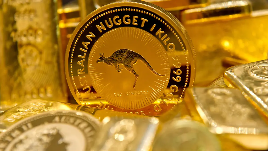ARCHIV-ILLUSTRATION-Goldbarren-in-unterschiedlicher-Groesse-12-5-kg-1000-g-und-500-g-und-verschiedene-Goldmuenzen-Nugget-Kaenguru-liegen-am-30-05-2012-bei-einem-Goldhaendler-in-Muenchen-Bayern-in-einem-Tresor-auf-einem-Tisch-Beim-Spielen-im-Wald-haben-Kinder-Goldbarren-und-Muenzen-im-Wert-von-250-000-Euro-gefunden-Erst-nach-Monaten-wird-der-Besitzer-ermittelt-zu-dpa-Kinder-finden-Goldschatz-Eigentuemer-meldet-sich-und-zahlt-Belohnung-vom-03-02