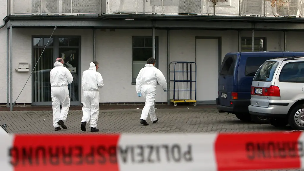 ARCHIV-Spezialisten-vom-Bundeskriminalamt-BKA-betreten-am-05-02-2007-in-Sittensen-Niedersachsen-den-Hinterhof-des-chinesischen-Restaurants-Lin-Yue-Tatort-eines-sechsfachen-Mordes-In-dem-Restaurant-wurden-sechs-Menschen-erschossen-aufgefunden-ein-siebter-wurde-mit-lebensgefaehrlichen-Schussverletzungen-in-ein-Krankenhaus-gebracht-zu-dpa-Nur-ein-kleines-Maedchen-ueberlebte-die-Todesschuesse-von-Sittensen-vom-03-02