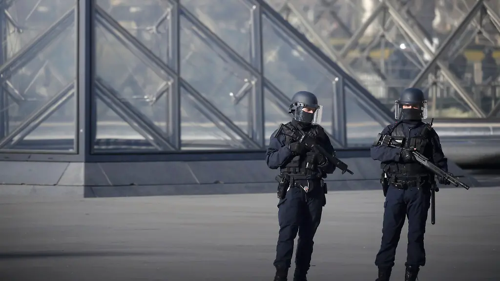 French-police-secure-the-site-near-the-Louvre-Pyramid-in-Paris-France-February-3-2017-after-a-French-soldier-shot-and-wounded-a-man-armed-with-a-knife-after-he-tried-to-enter-the-Louvre-museum-in-central-Paris-carrying-a-suitcase-police-sources-said