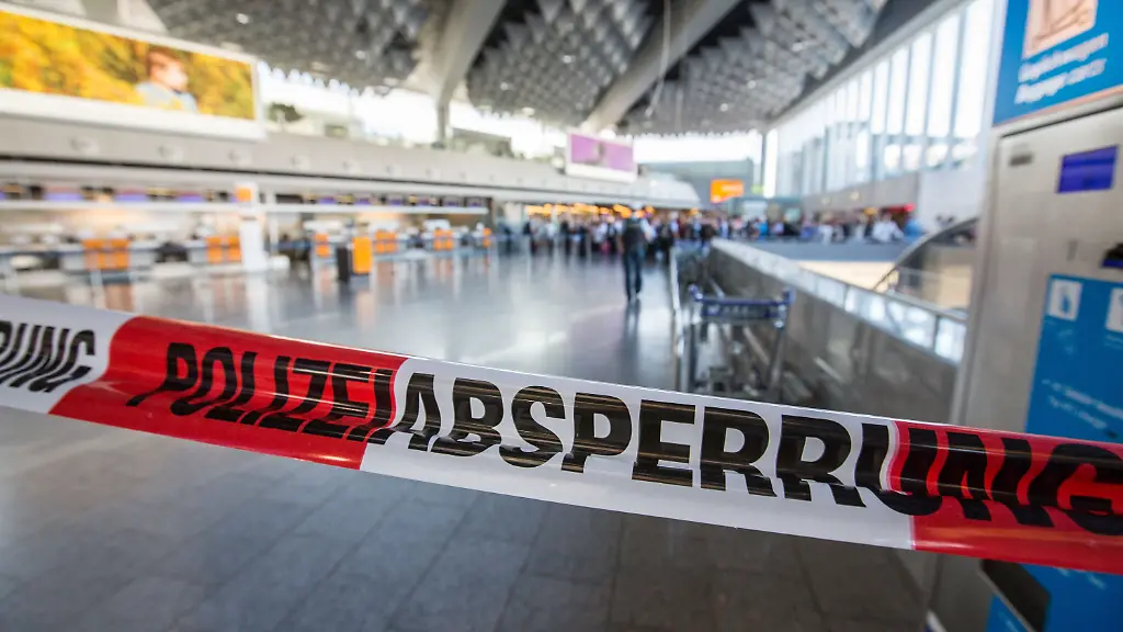 Ein-Absperrband-der-Polizei-ist-am-31-08-2016-in-Frankfurt-am-Main-Hessen-im-Abflugbereich-des-Flughafens-angebracht-Teile-von-Terminal-1-wurden-geraeumt-nachdem-zuvor-eine-Person-ohne-entsprechende-Kontrolle-in-den-Sicherheitsbereich-gelangt-war-Foto-Frank-Rumpenhorst-dpa-zu-dpa-Raeumung-am-Frankfurter-Flughafen-wegen-verdaechtiger-Person-vom-31-08