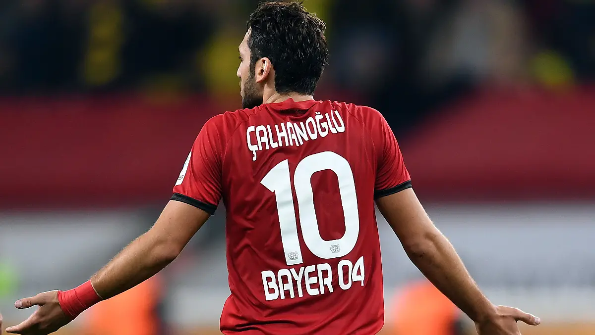 ARCHIV-Fussball-Bundesliga-Bayer-Leverkusen-Borussia-Dortmund-6-Spieltag-am-01-10-2016-in-der-BayArena-Leverkusen-Nordrhein-Westfalen-Leverkusens-Hakan-Calhanoglu-gestikuliert-waehrend-des-Spiels-zu-dpa-Bayer-Vereinschef-Schade-CAS-verkuendet-Calhanoglu-Urteil-zu-spaet-am-03-02