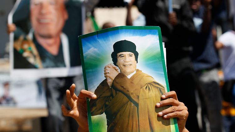 Kurz vor dem Fall? Gaddafi-Unterstützer in Tripolis.