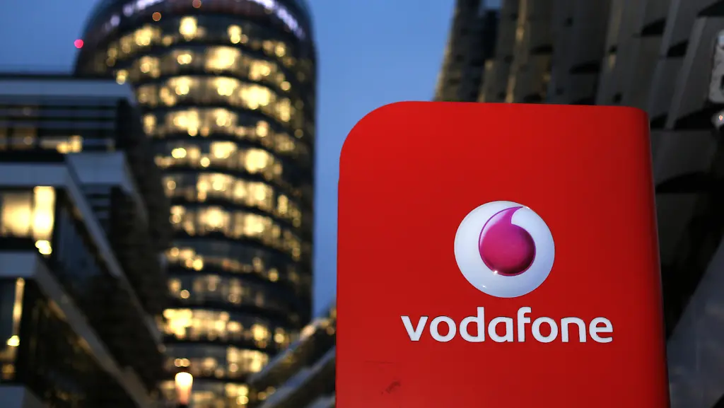 Das-Vodafone-Logo-ist-am-31-01-2017-in-Duesseldorf-Nordrhein-Westfalen-vor-der-Unternehmens-Zentrale-zu-sehen-Am-02-02-2017-gibt-Vodafone-die-Geschaeftszahlen-des-3-Quartal-bekannt