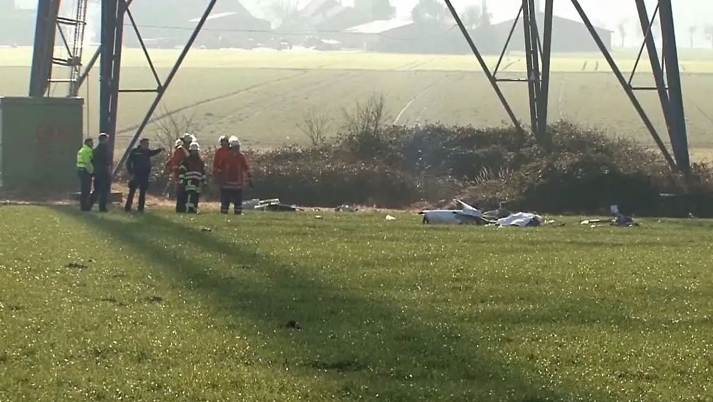 Rettungskraefte-stehen-am-02-02-2017-bei-Melle-Niedersachsen-vor-den-Truemmern-eines-abgestuertzten-Kleinflugzeugs-das-nach-ersten-Angaben-mit-einer-Windkraftanlage-kollidierte-Bei-dem-Unfall-kam-ein-Mensch-ums-Leben-zu-dpa-Leichtflugzeug-kollidiert-mit-Windkraftanlage-ein-Toter-vom-02-02
