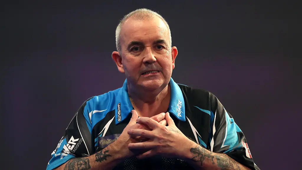 ARCHIV-Darts-Legende-Phil-Taylor-aus-Grossbritannien-reagiert-am-29-12-2017-in-London-Grossbritannien-Rekord-Weltmeister-Phil-Taylor-will-nach-der-kommenden-Weltmeisterschaft-beim-Weltverband-PDC-von-der-grossen-Darts-Buehne-abtreten-zu-dpa-Meldung-Darts-Legende-Phil-Taylor-Ruecktritt-nach-der-kommenden-WM-vom-27-01