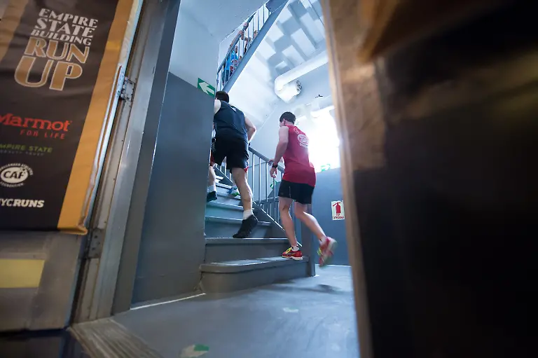 Teilnehmer-laufen-am-01-02-2017-in-New-York-USA-beim-40-Treppenlauf-im-Empire-State-Building-zu-dpa-Pole-gewinnt-Treppenlauf-im-Empire-State-Building-vom-02-02