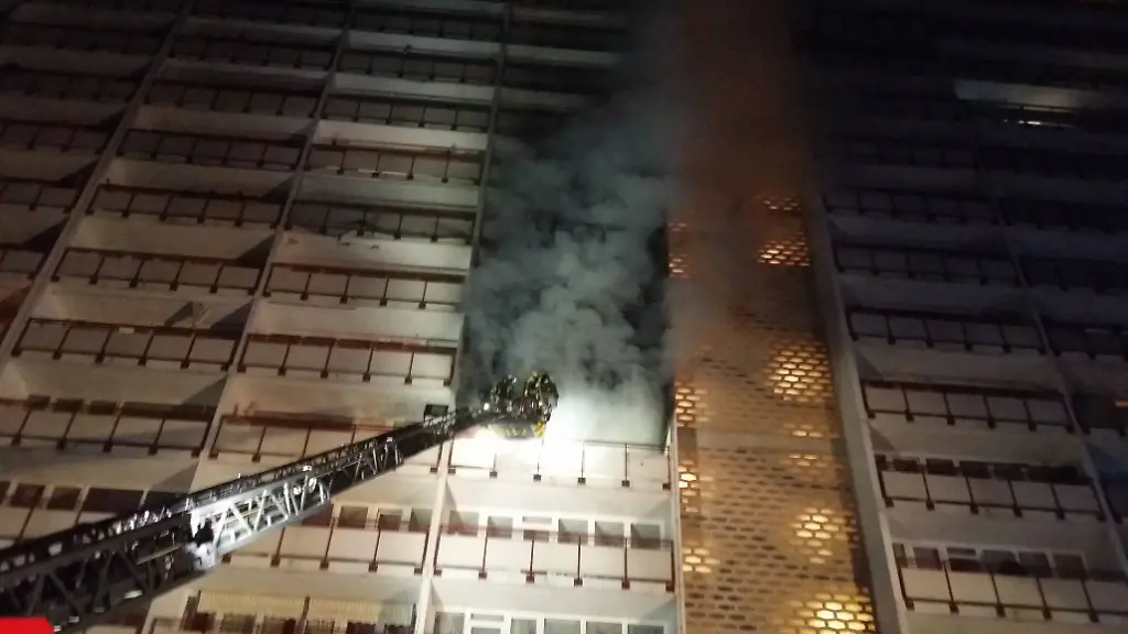 Mann-stirbt-bei-Brand-in-Hochhaus-Bei-einem-schweren-Brand-im-Kaiserbau-Wohnkomplex-auf-der-Mittelstrasse-in-Sankt-Augustin-Menden-ist-ein-Mann-ums-Leben-gekommen-Der-54-jaehrige-hatte-noch-selbst-die-Feuerwehr-alarmiert-Daraufhin-begab-sich-der-Mann-auf-den-Balkon-wo-ihn-die-Feuerwehr-nach-dem-Eintreffen-leblos-auffand-Inzwischen-haben-die-Einsatzkraefte-das-Feuer-vollstaendig-geloescht-das-die-komplette-Wohnung-zerstoert-hat-Waehrend-des-Einsatzes-wurden-Bewohner-deren-Wohnungen-direkt-an-die-des-Opfers-grenzen-von-der-Feuerwehr-mittels-einer-Drehleiter-in-Sicherheit-gebracht-Teilweise-entstanden-in-den-angrenzenden-Wohnungen-Schaeden-durch-Rauchgas-Das-Ordnungsamt-der-Stadt-Sankt-Augustin-sucht-aktuell-nach-Ausweichquartieren-fuer-die-evakuierten-Bewohner-von-denen-nach-Angaben-der-Feuerwehr-niemand-verletzt-wurde