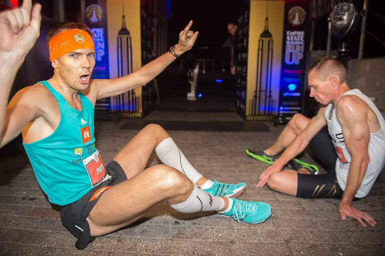 Der-polnische-Treppenlaeufer-und-Gewinner-des-Wettkampfes-Piotr-Lobodzinski-l-und-der-Zweitplatzierte-Darren-Wilson-am-01-02-2017-in-New-York-USA-nach-dem-40-jaehrlichen-Treppenlauf-im-Empire-State-Building-zu-dpa-Pole-gewinnt-Treppenlauf-im-Empire-State-Building-vom-02-02