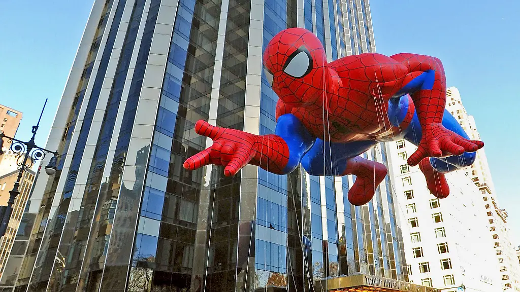 Ein-Ballon-in-Form-des-Superhelden-Spiderman-schwebt-ueber-der-Thanksgiving-Parade-in-New-York-City-New-York-USA-am-22-November-2012
