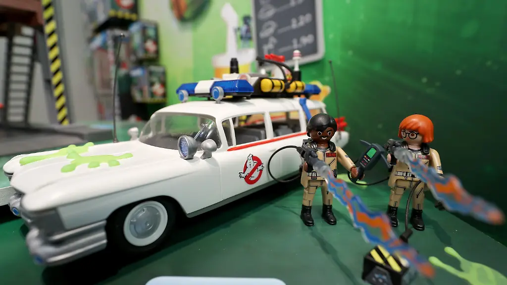 Zwei-Figuren-von-Playmobil-die-die-Charakteren-Winston-Zeddemore-und-Dana-Barrett-aus-dem-Film-Ghostbusters-darstellen-sollen-stehen-am-01-02-2017-in-Nuernberg-Bayern-auf-der-68-Internationalen-Spielwarenmesse-am-Stand-des-deutschen-Unternehmens-geobra-Brandstaetter-neben-ihrem-Fahrzeug-Ecto-1-Die-weltweit-groesste-Spielwarenmesse-dauert-vom-1-bis-6-Februar-2017