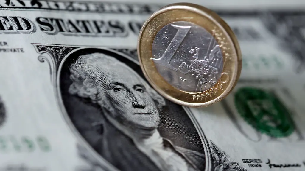 ARCHIV-ILLUSTRATION-Eine-Ein-Euro-Muenze-steht-auf-einem-Ein-Dollar-Schein-in-Koeln-aufgenommen-am-09-05-2011-Jetzt-teilt-das-Weisse-Haus-auch-gegen-Deutschland-aus-Die-groesste-Volkswirtschaft-Europas-sei-ein-Nutzniesser-eines-zu-schwachen-Euro-Rund-um-den-Globus-sieht-US-Praesident-Trump-Waehrungsmanipulationen-zum-Schaden-der-USA-zu-dpa-Deutschlands-Exportstaerke-im-Visier-Trumps-vom-01-02